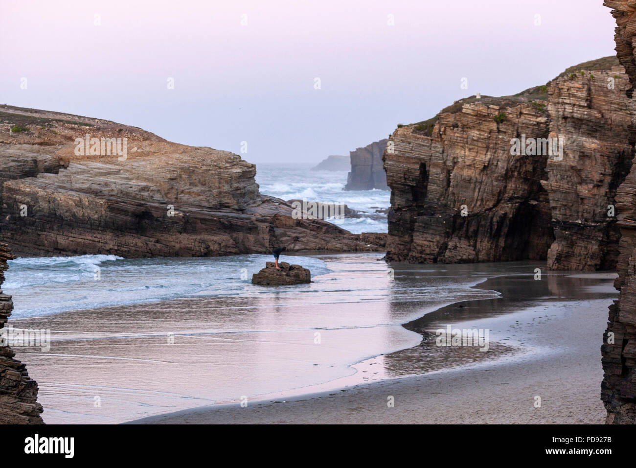 Touristische posieren für ein Foto in Playa de las Catedrales, Strand der Kathedralen, in Ribadeo. Galicien Stockfoto