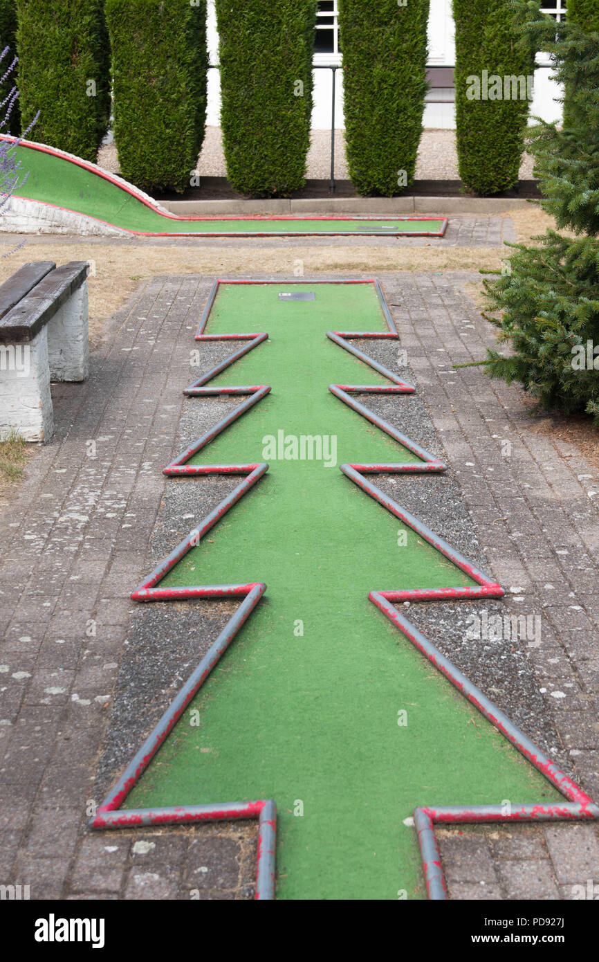 Mini Golf Grün Hindernis Bohrung Stockfotografie - Alamy