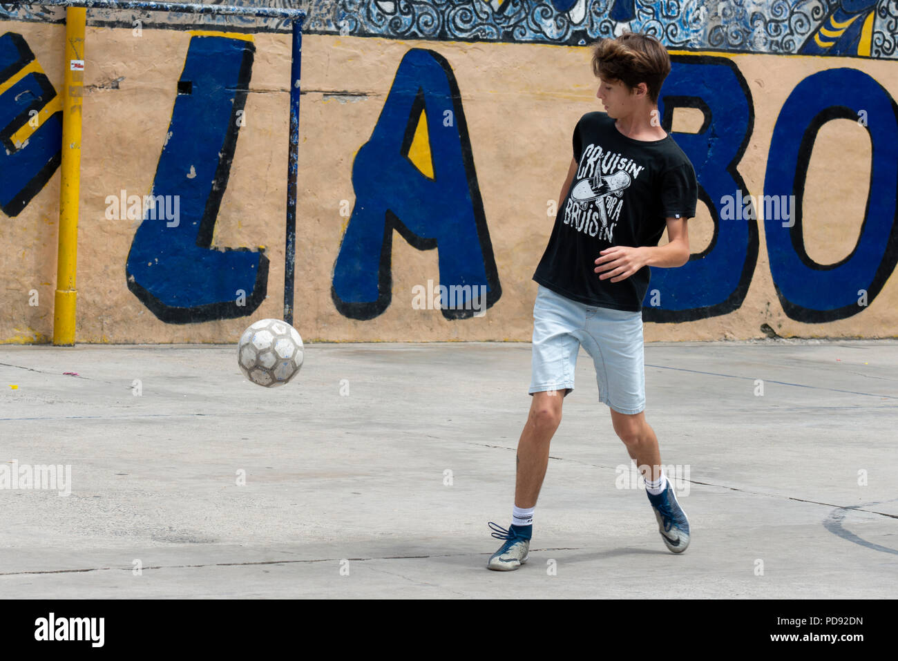 Argentinien, Buenos Aires, La Boca, Caminto Straße aka Tango Straße. Jugendlich junge praktizierende Fußball. Stockfoto