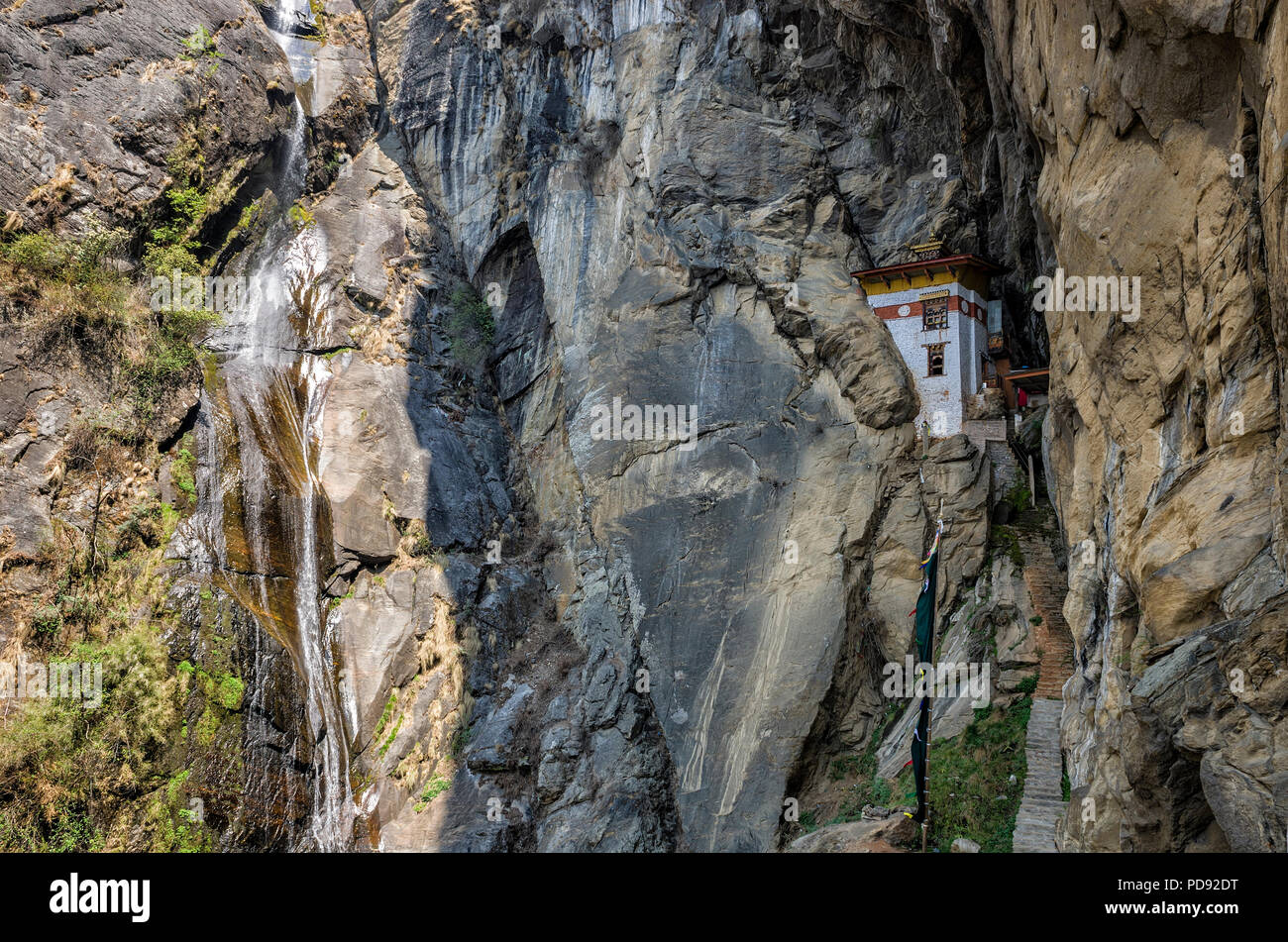 Kloster Höhle, wo ein Mönch namens Khado Yeshi Tsogyal praktiziert ' Vajrakilaya", "Tiger Nest Kloster Taktshang, Bhutan - Vajrakilaya ist eine leistungsfähige tr Stockfoto