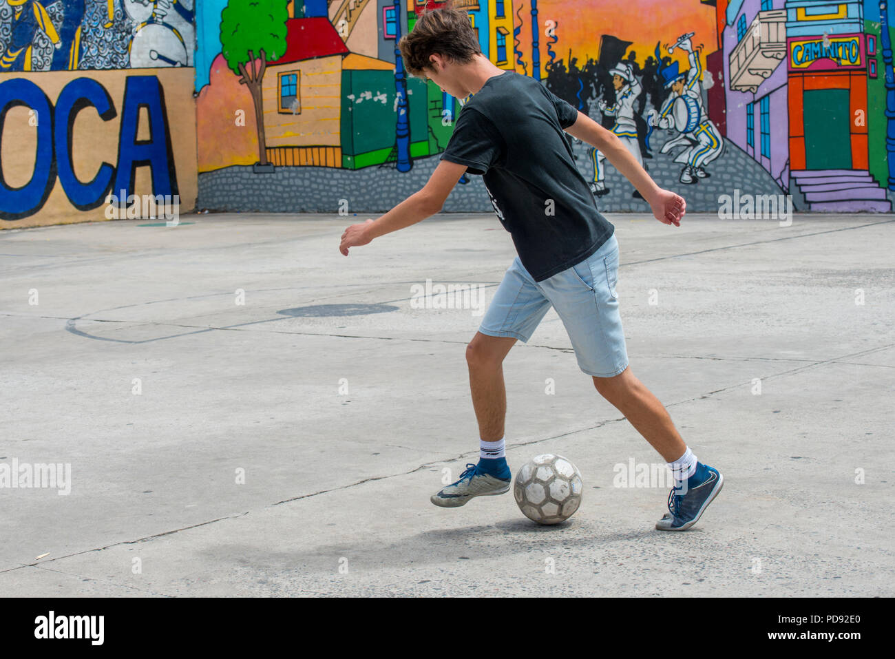 Argentinien, Buenos Aires, La Boca, Caminto Straße aka Tango Straße. Jugendlich junge praktizierende Fußball. Stockfoto
