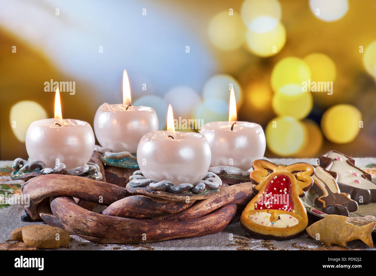 Adventskranz mit brennenden Kerzen auf dem Tisch Stockfoto