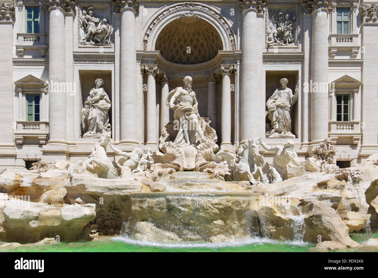 Die berühmten Trevi-Brunnen in Rom, Italien, zeigt seine Statuen von Oceanus auf seinem Wagen von Seepferdchen led von Tritonen gezogen. Stockfoto