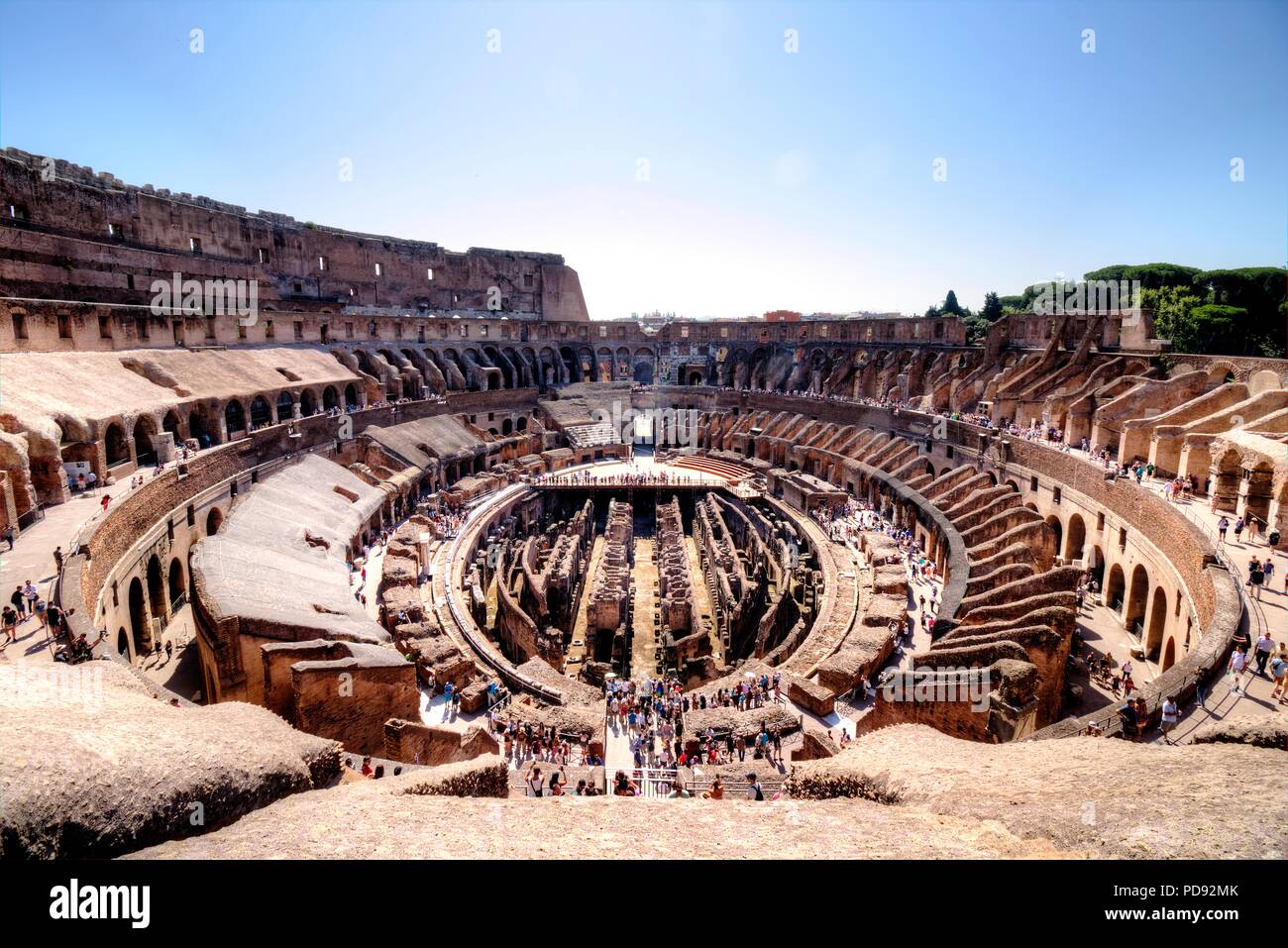 Mit Blick auf das Kolosseum in Rom von der oberen Ebene, zeigt das Oval des Stadions Stockfoto