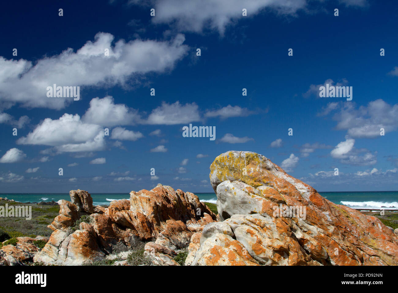 Meer Felsen mit blauem Himmel und Wolken Stockfoto