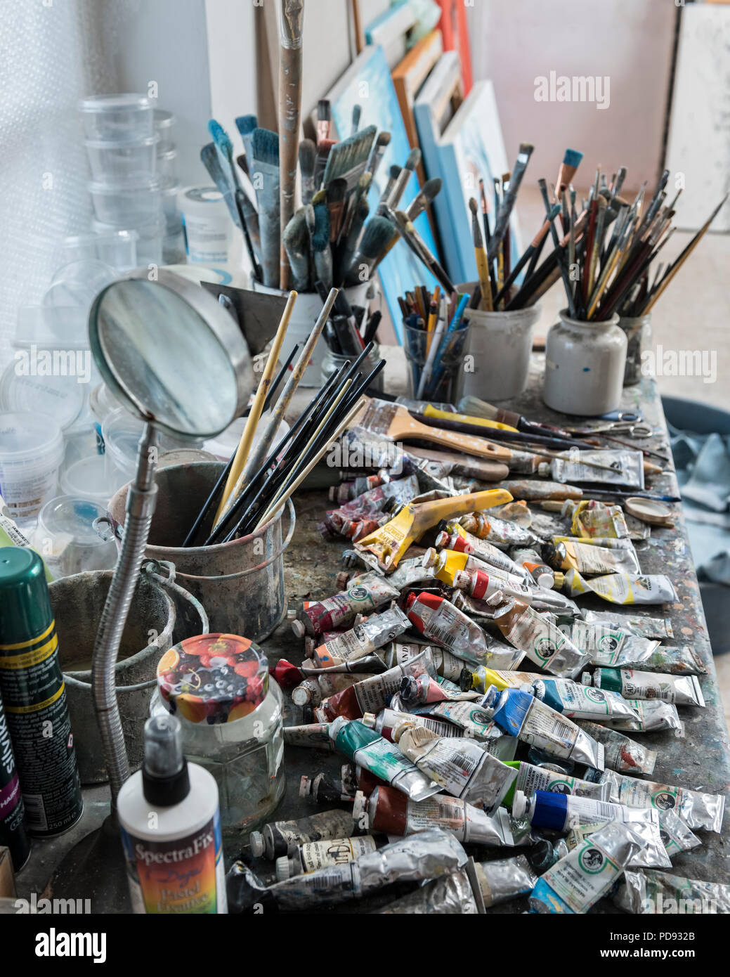 Pinsel und Ölfarben im Studio des Künstlers Stockfoto