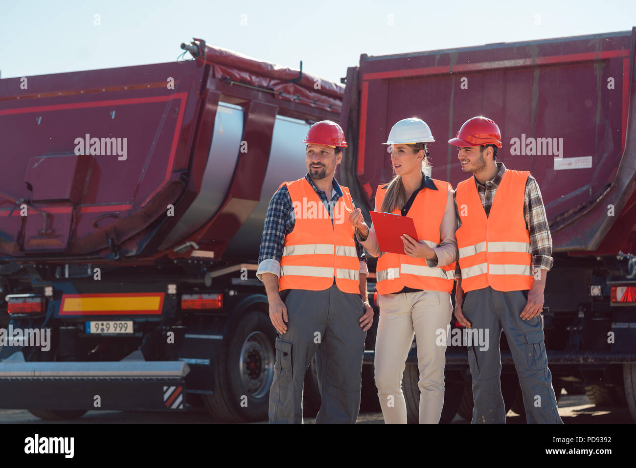 Lkw-Fahrer und Disponenten vor der Lkw im Spedition Stockfoto