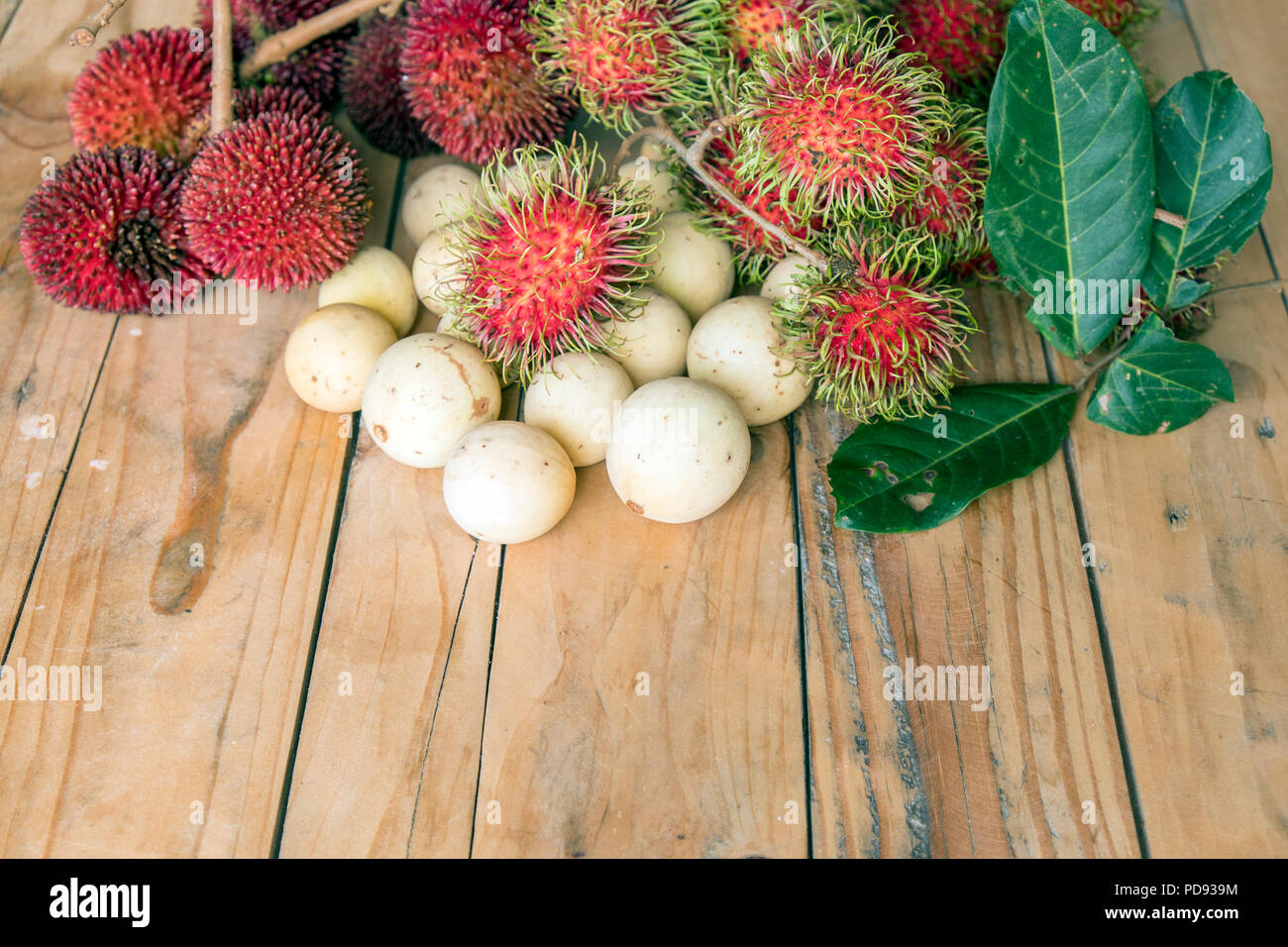 Langsat, pulasan und rambutan auf dem hölzernen Tisch Stockfoto