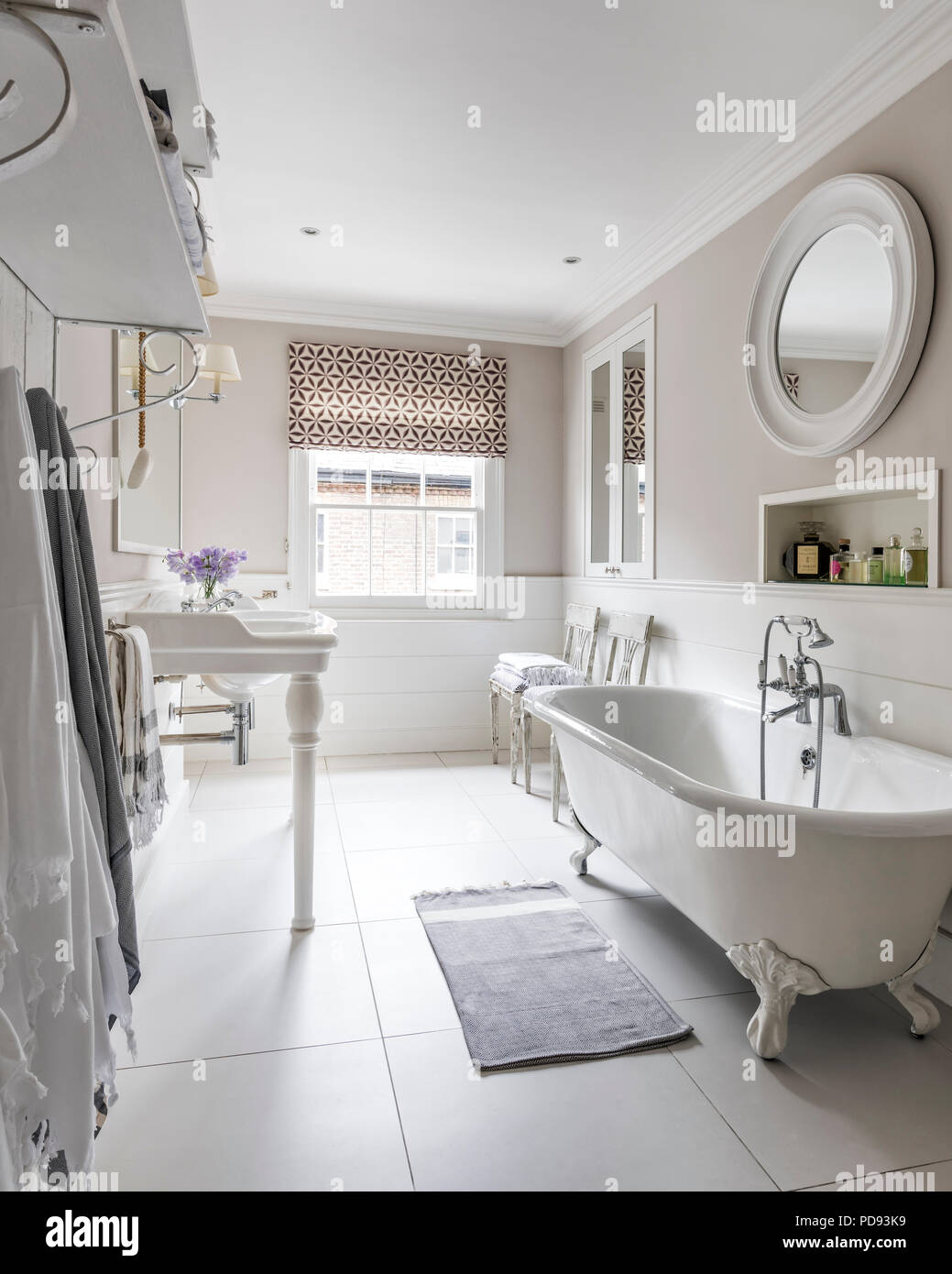 Im französischen Stil, Becken und eine freistehende Badewanne im Hauptschlafzimmer. Die Wandleuchten sind von Vaughan und die Blinden ist Jasper Michael Smith fabric Stockfoto