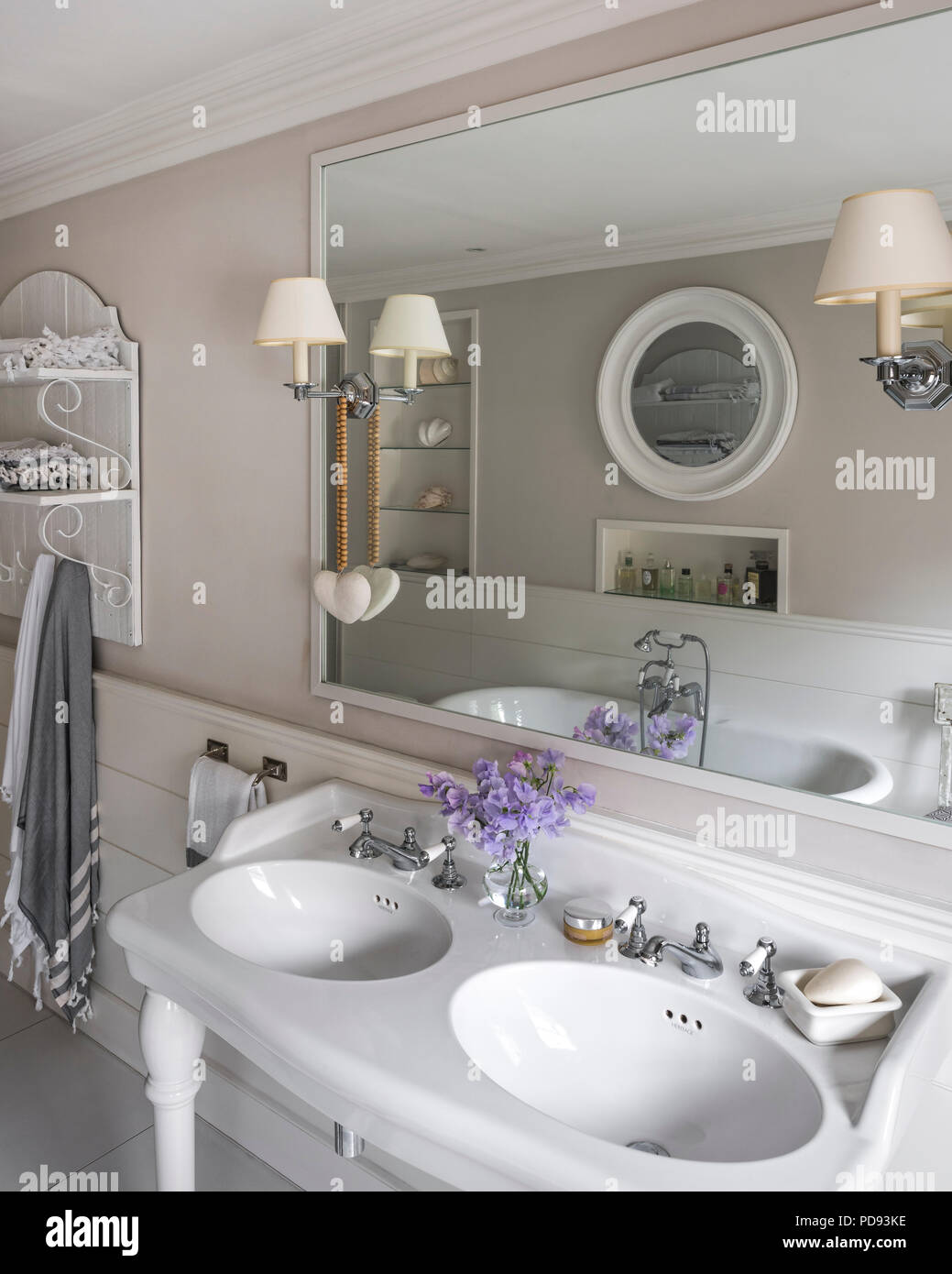 Im französischen Stil, Becken und eine freistehende Badewanne im Hauptschlafzimmer. Die Wandleuchten sind von Vaughan. Stockfoto
