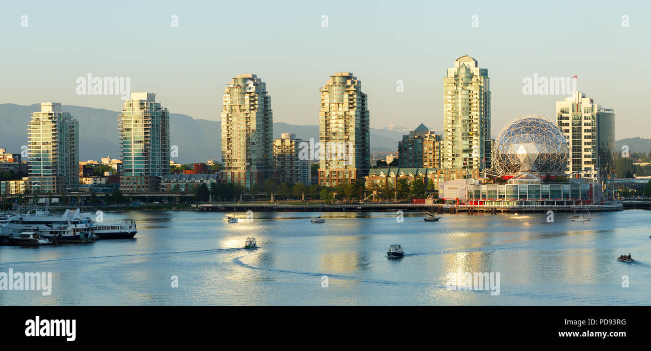 Vancouver, Kanada - ca. 2018: Wissenschaft Welt und Main Street ein Stockfoto