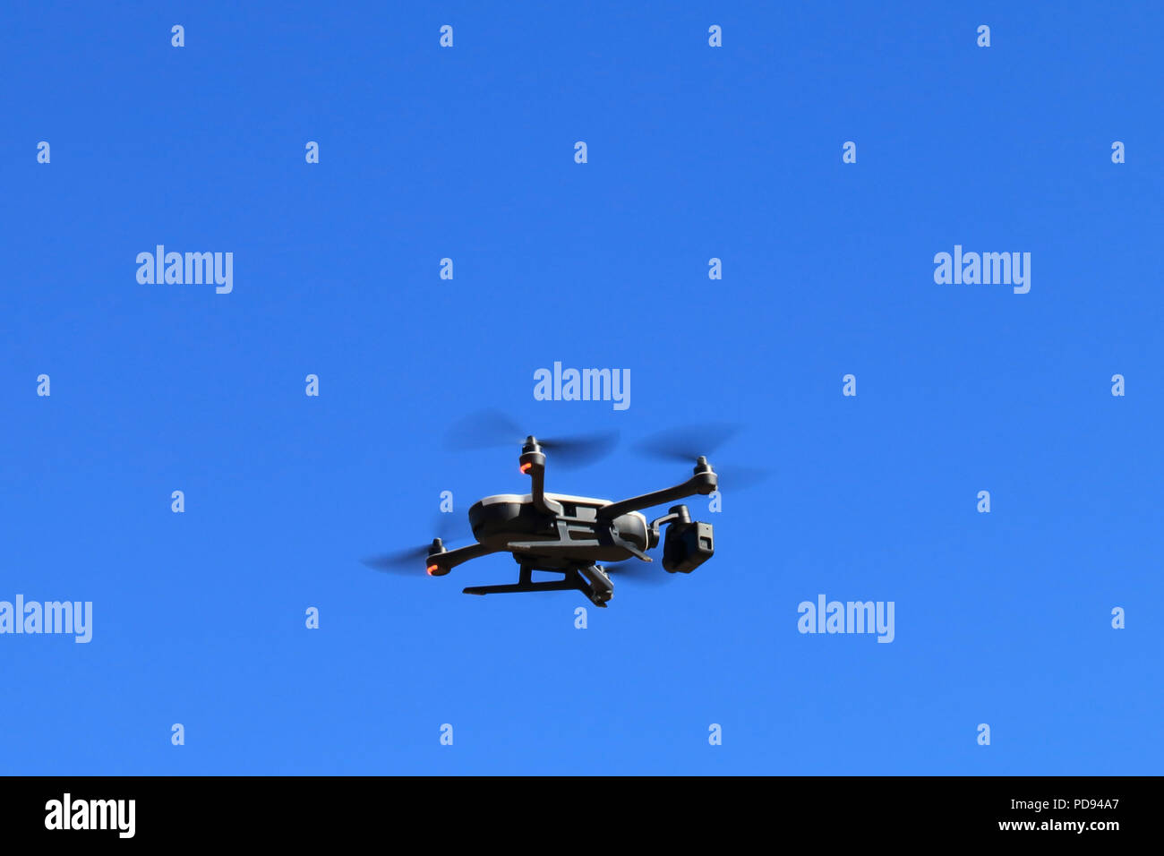 Drone mit vier Propellern im Flug Stockfoto