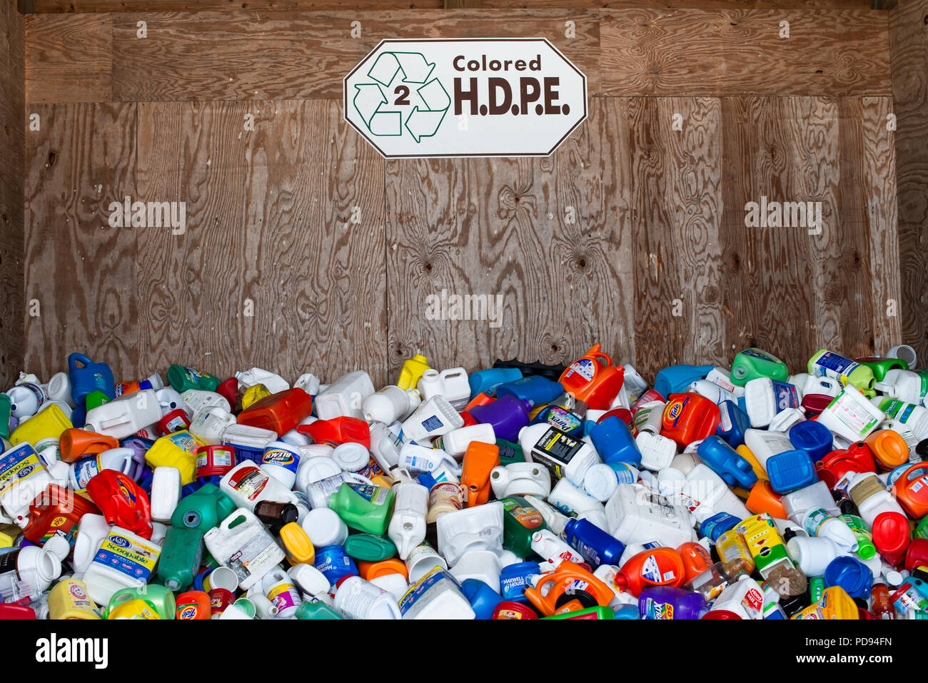 Ein Fach voll von farbigen dreckig aus Polyethylen hoher Dichte, HDPE, Kunststoffbehälter im Hamilton County Recycling center in See angenehm, NY, USA Stockfoto