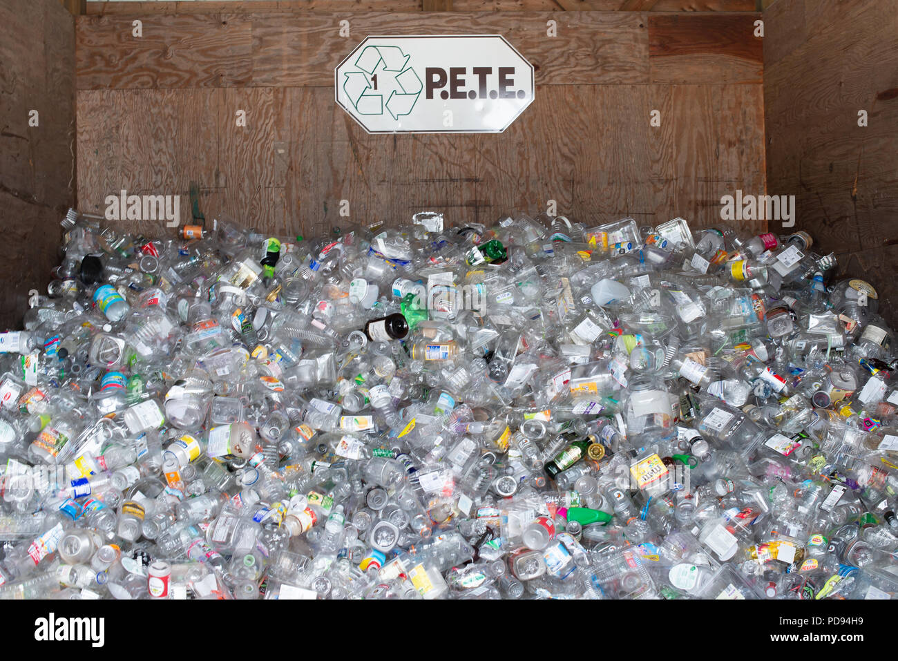 Ein volles Ausgabefach des klaren Kunststoffbehälter, S.E.T. E, oder Polyethylen terephthalateat, ein Hamilton County Recycling center in See angenehm, NY, USA Stockfoto