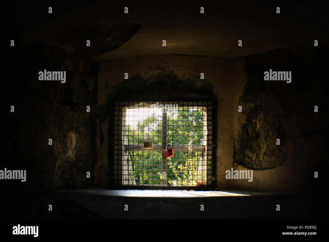 Alte Fenster im Landhausstil mit Bars und Liebe Symbol Vorhängeschlösser in einem alten Turm in Deutschland Augsburg, Bismarck Turm Stockfoto