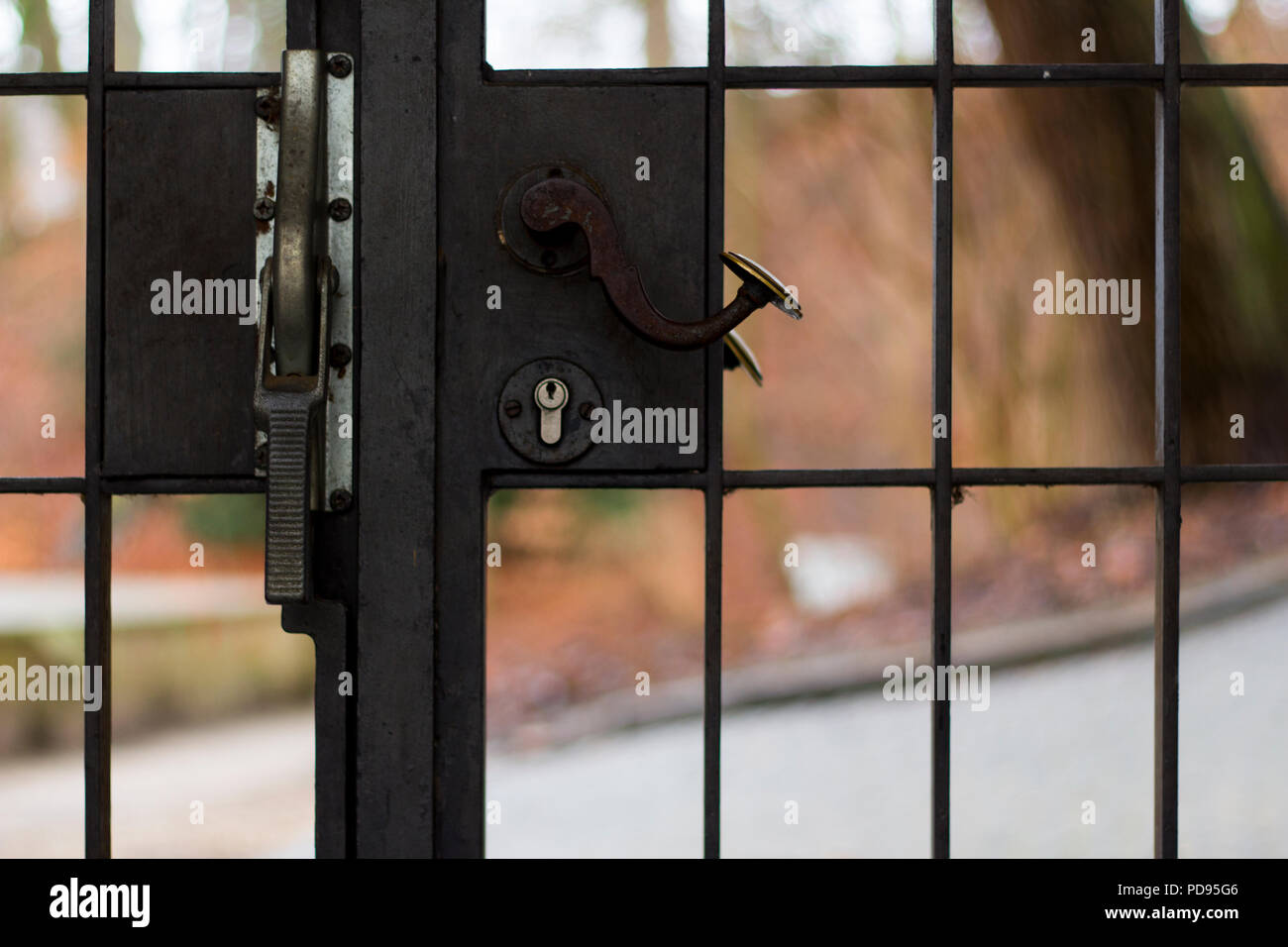 Stahl Metall oder Türe in einem Europäischen Park in Deutschland Symbol für Sicherheit Stockfoto