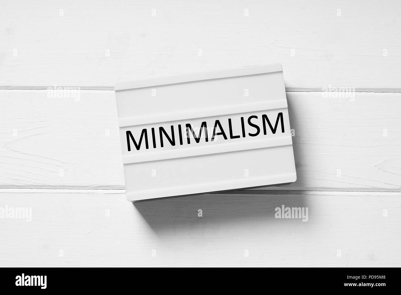 Minimalismus text auf lightbox Zeichen, minimale flache Design auf weißem Holz- Hintergrund legen, Einfachheit Konzept Stockfoto