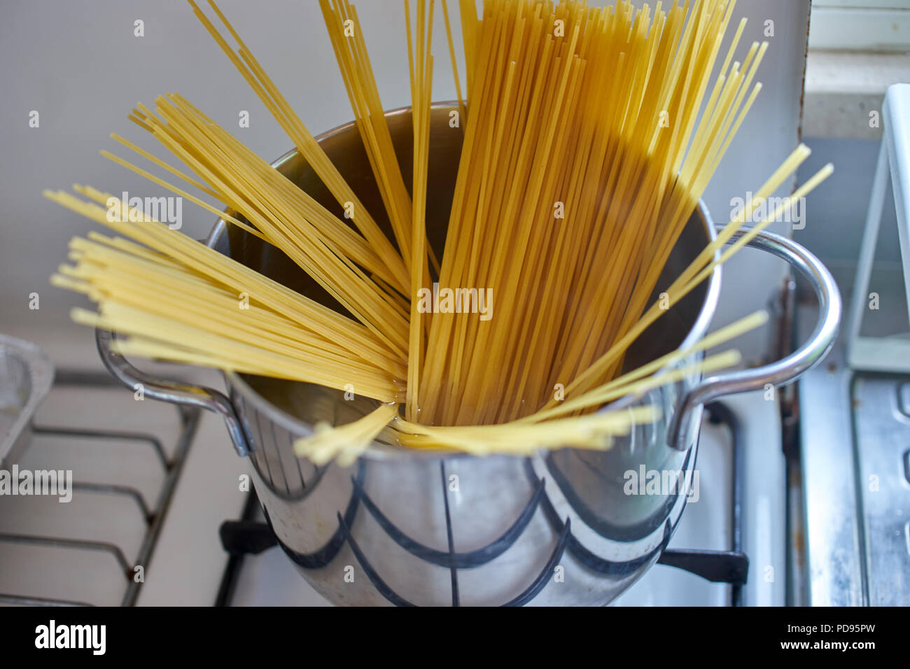 Spaghetti in einen Topf mit kochendem Wasser Stockfoto