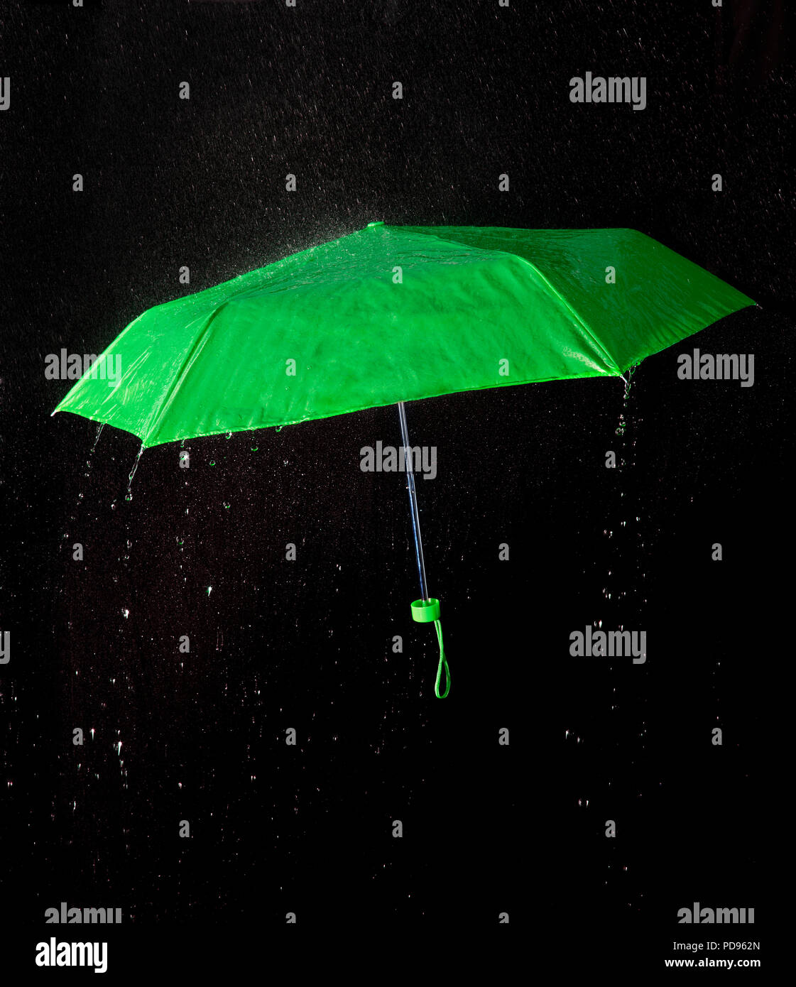 Schirm im Regen auf Schwarz Stockfoto