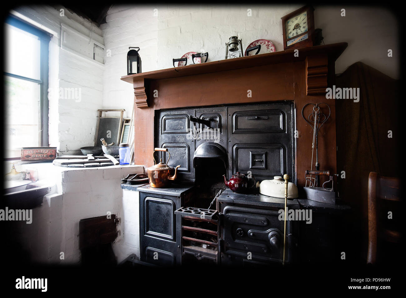 Atmosphärische Innenraum geschossen von der Küche in einem Haus aus um 1915, auf dem Gelände des Black Country Living Museum, Dudley, Großbritannien gelegen. Stockfoto