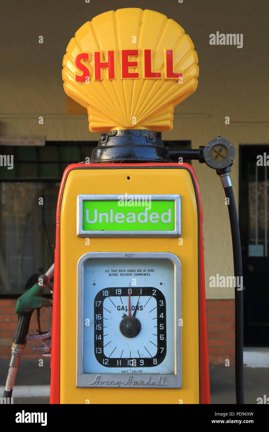 Akribisch alte Shell Tankstelle mit original Pumpen um 1928 gebaut im hübschen Dorf Colyford in East Devon wiederhergestellt Stockfoto