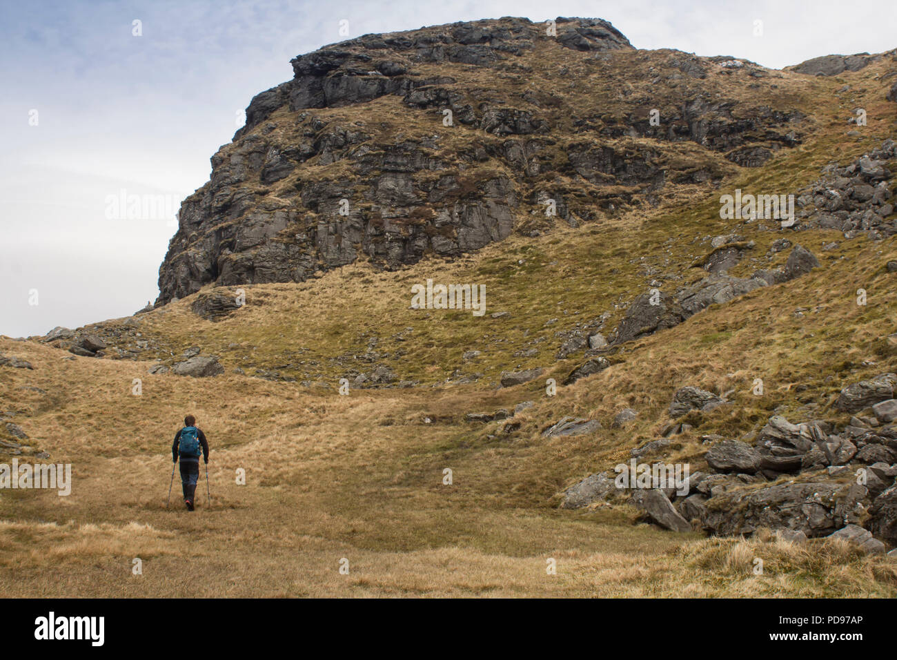 Ein Bergsteiger auf dem Ansatz der Schottischen berge Beinn Chabhair, Schottland. Stockfoto