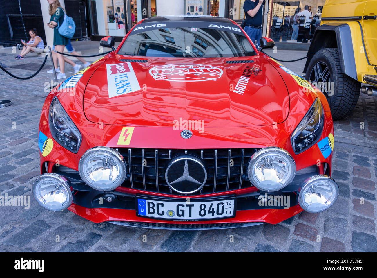 Rote Mercedes GT-RS zu Beginn des 2018 Gumball 3000 Rallye. Stockfoto