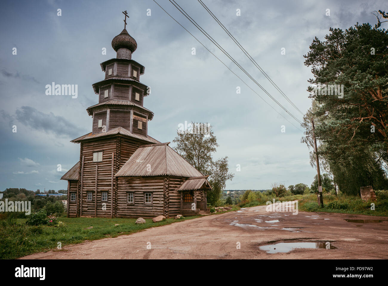 Alte hölzerne Tempel Der tichwin Ikone der Mutter Gottes in Torschok Stockfoto