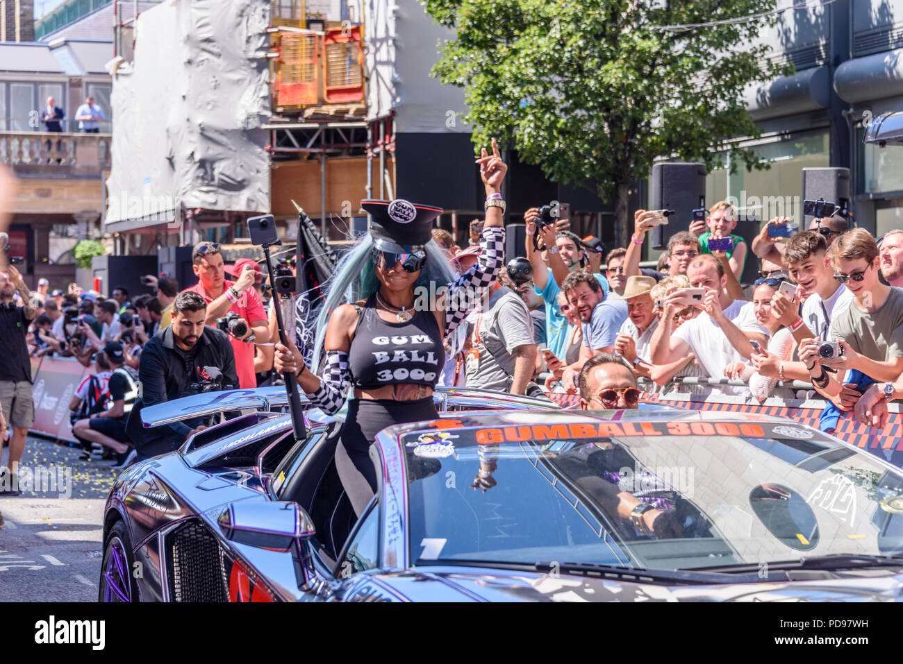 Covent Garden, London, UK. 05.08.2018. Divina DelaCruz aus @TeamSalamone erhält in der Partei Geist, als Sie und Brian Salamone die 2018 Gumball 3000 Rallye starten. Stockfoto