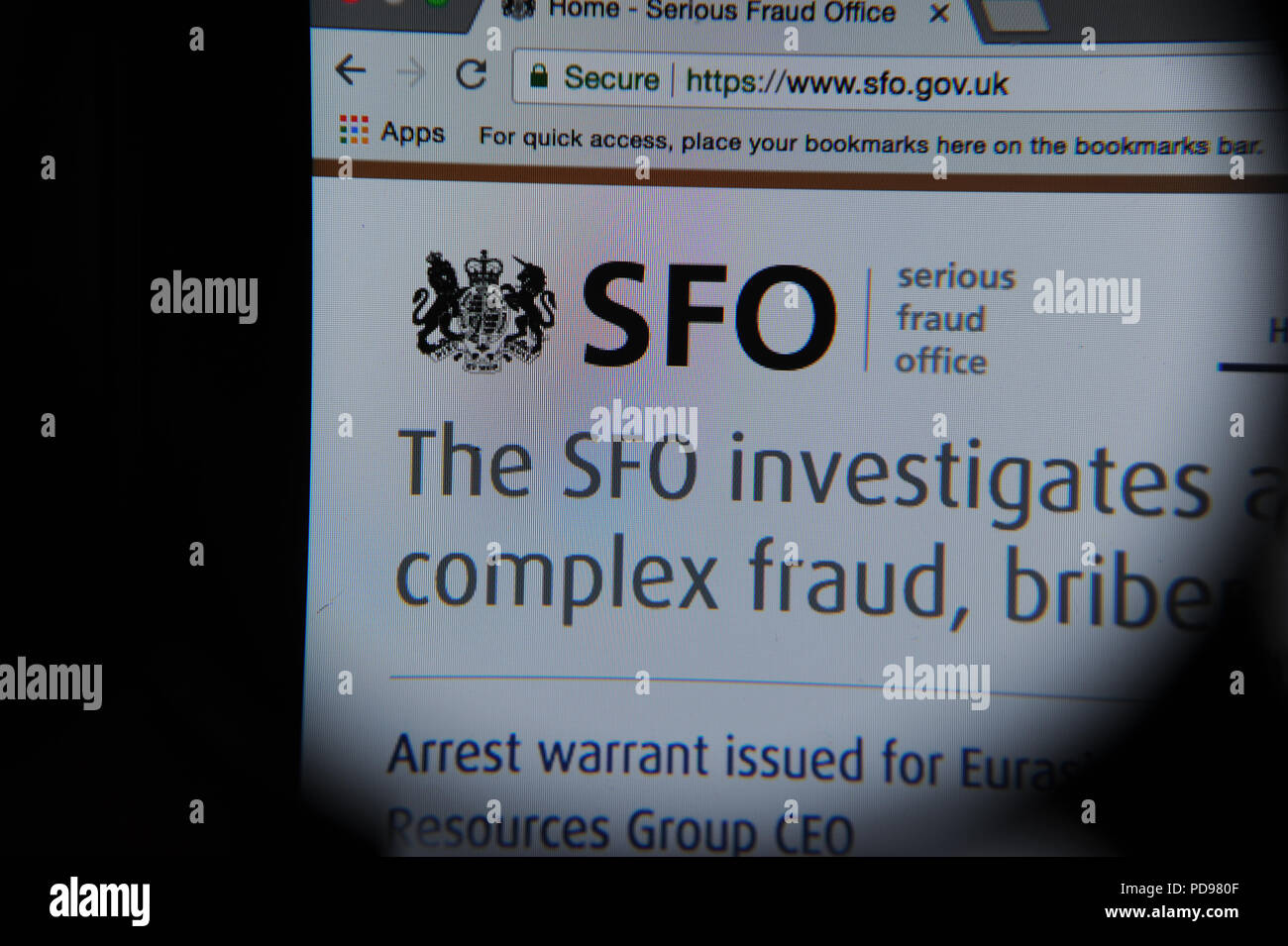 Die schweren Betrugs Office Website durch ein Vergrößerungsglas gesehen Stockfoto