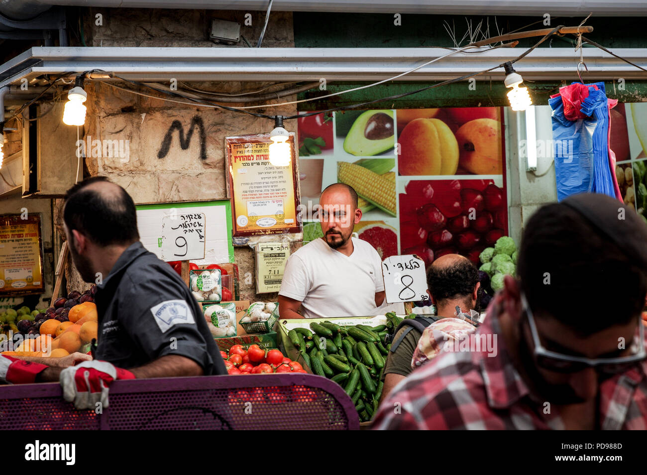 Käufer am Mahane Yehuda Markt im Zentrum von Jerusalem, Israel Stockfoto