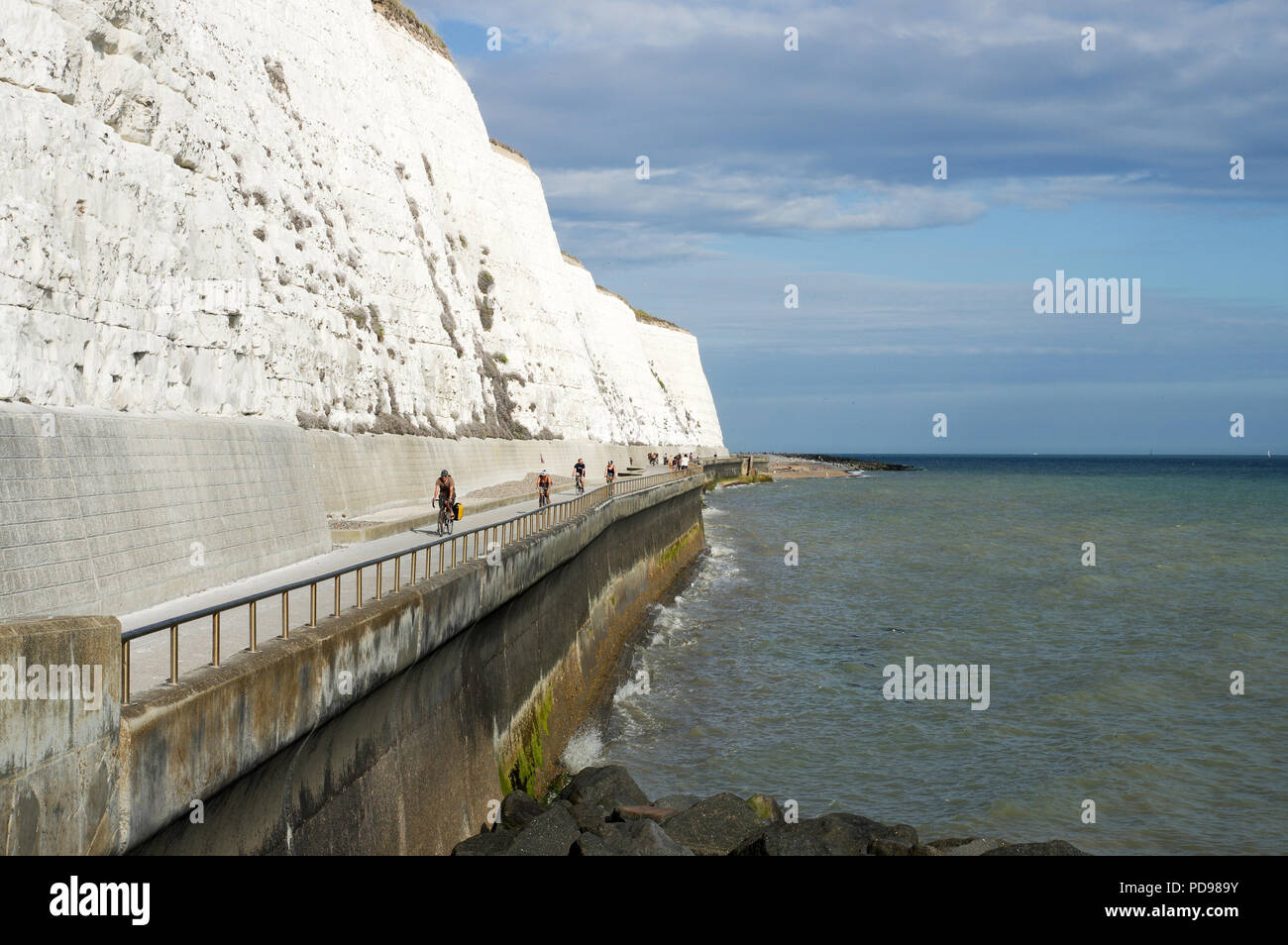 Radfahrer und Fußgänger geniessen der Spencer Court Spaziergang zwischen Brighton Marina und Rottingdean - East Sussex, Großbritannien Stockfoto