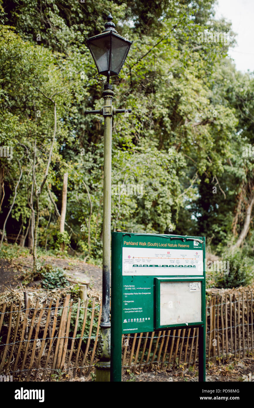 Ein grüner Wegweiser Regie in die Parklandschaft zu Fuß (Norden), Londons längste lokale Natur finden Stockfoto