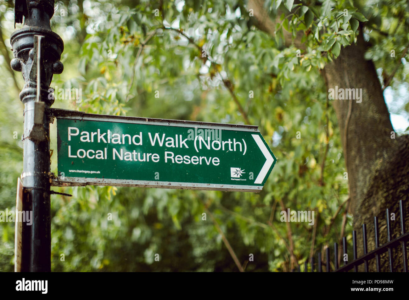 Ein grüner Wegweiser Regie in die Parklandschaft zu Fuß (Norden), Londons längste lokale Natur finden Stockfoto