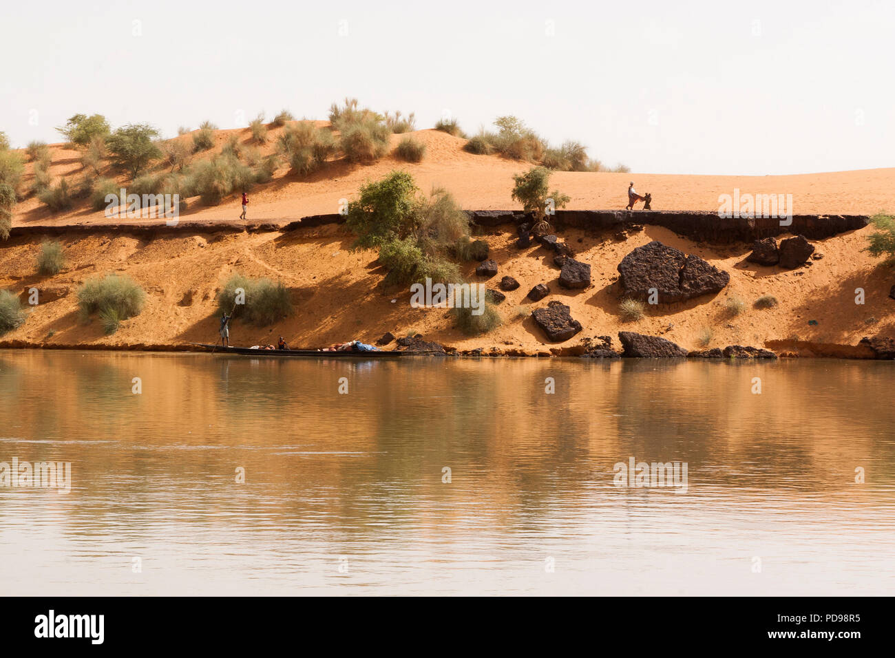 Die Menschen am Ufer des Flusses Niger im Wüstenklima Landschaft in Mali, Afrika Stockfoto