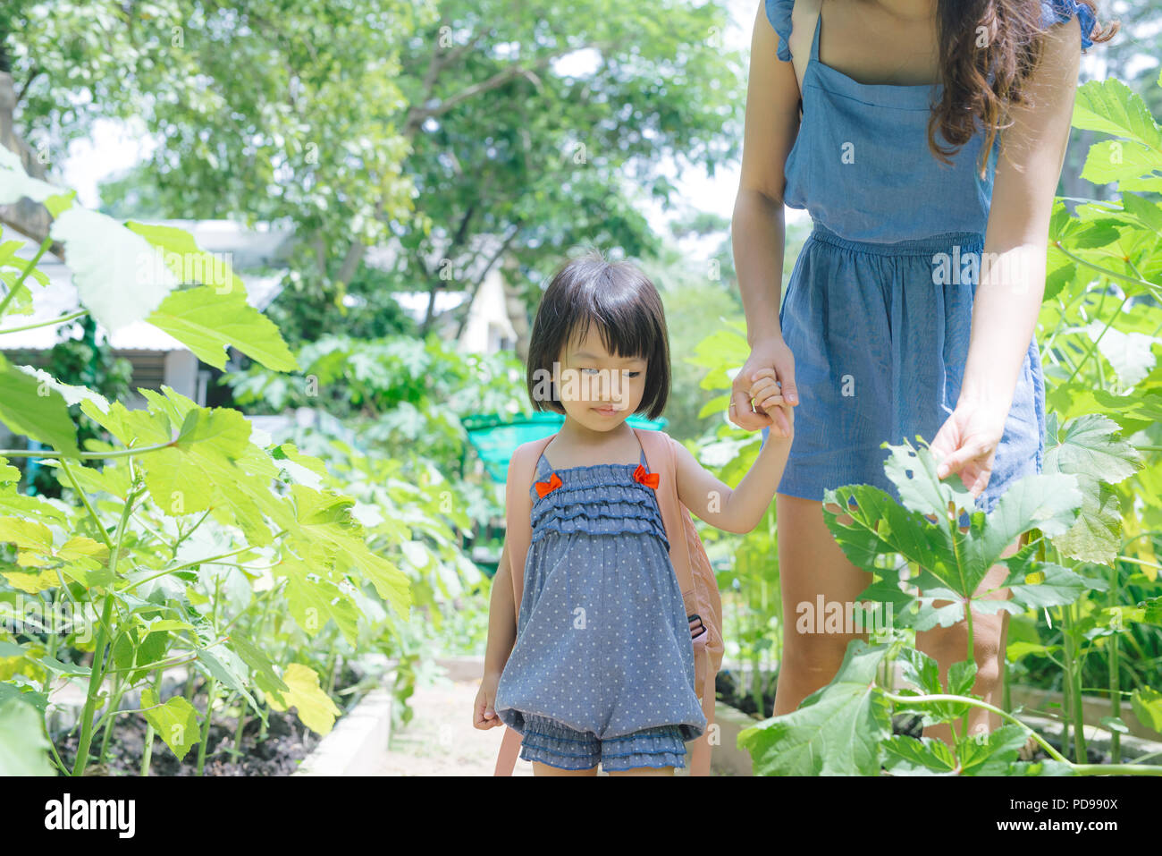 Gerne asiatische Tochter Gartenarbeit mit ihrer Mutter Stockfoto