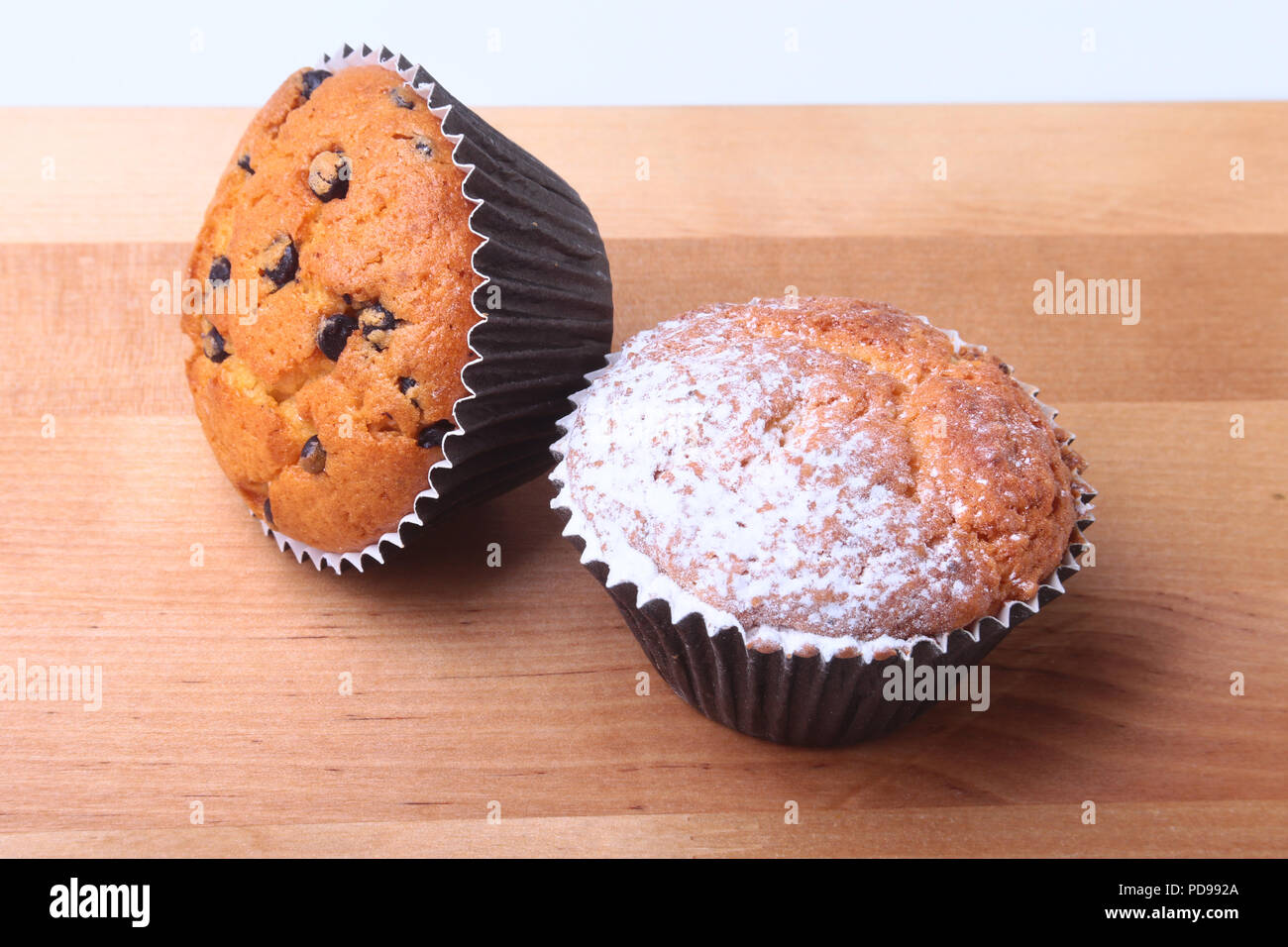 Hausgemachten Blueberry Muffins mit Puderzucker und frischen Beeren. Stockfoto