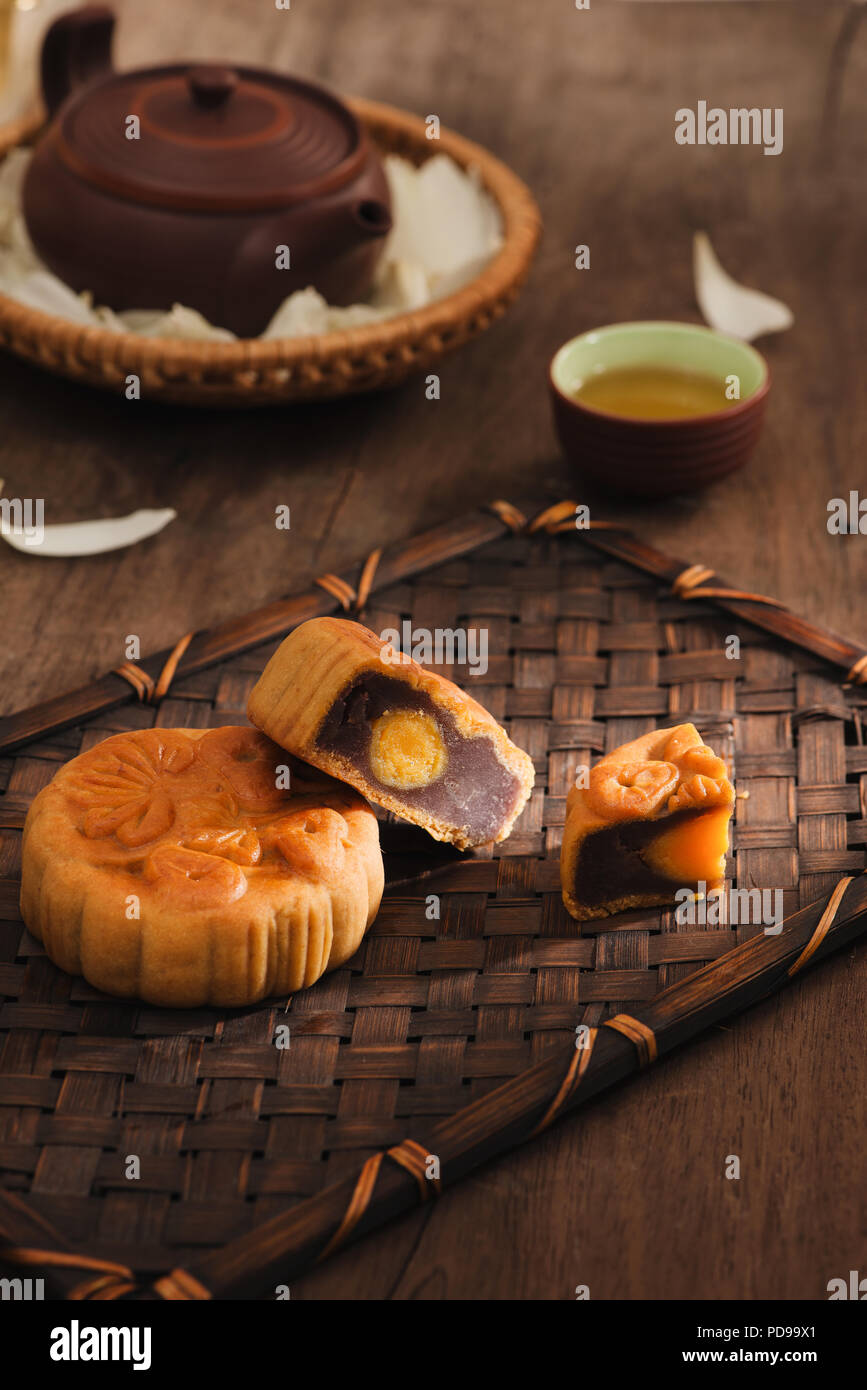 Festival moon Kuchen und heißem Tee-chinesischen Kuchen. Text auf Kuchen bedeutet Glück. Stockfoto
