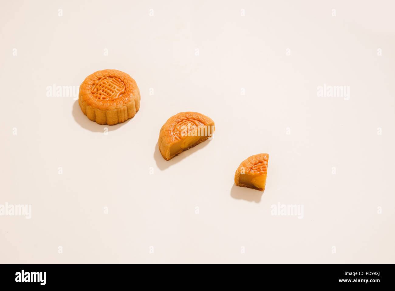 Festival moon Kuchen und heißem Tee-chinesischen Kuchen. Text auf Kuchen bedeutet Glück. Stockfoto