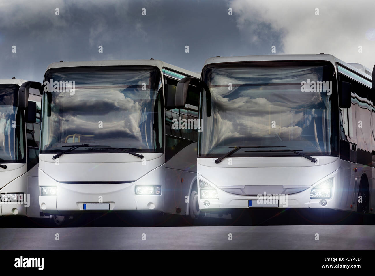 Omnibusse in einer Reihe mit leuchten auf Stockfoto