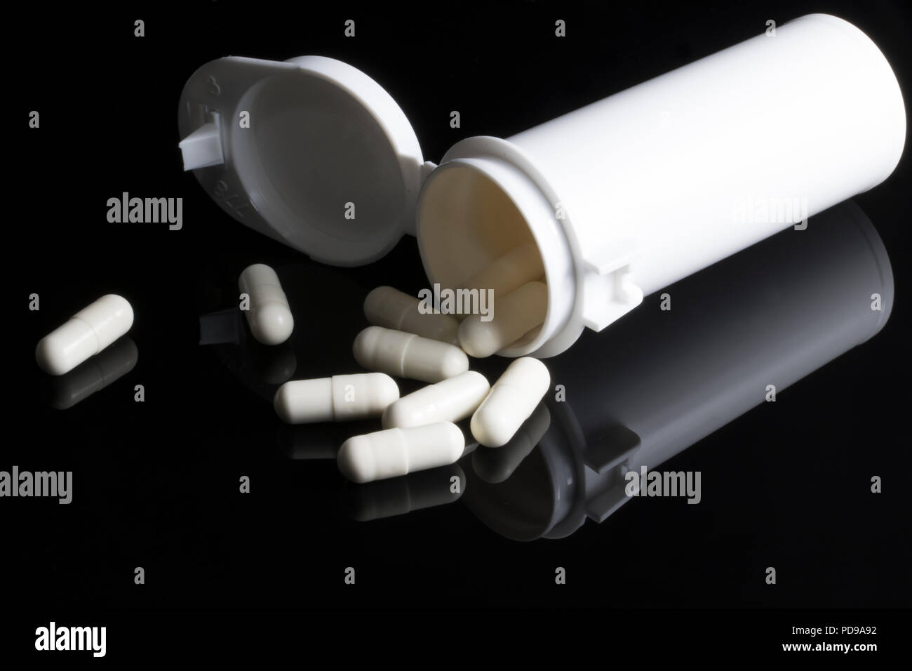 Drogen und Pille Flaschen. Die Chemie der Gesundheitsversorgung und vorbeugende Medizin für Krebs, Alter, Bluthochdruck und Arthritis. Stockfoto