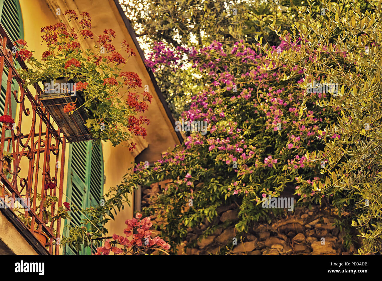 Blumen auf dem Balkon des Hauses in Italien Stockfoto