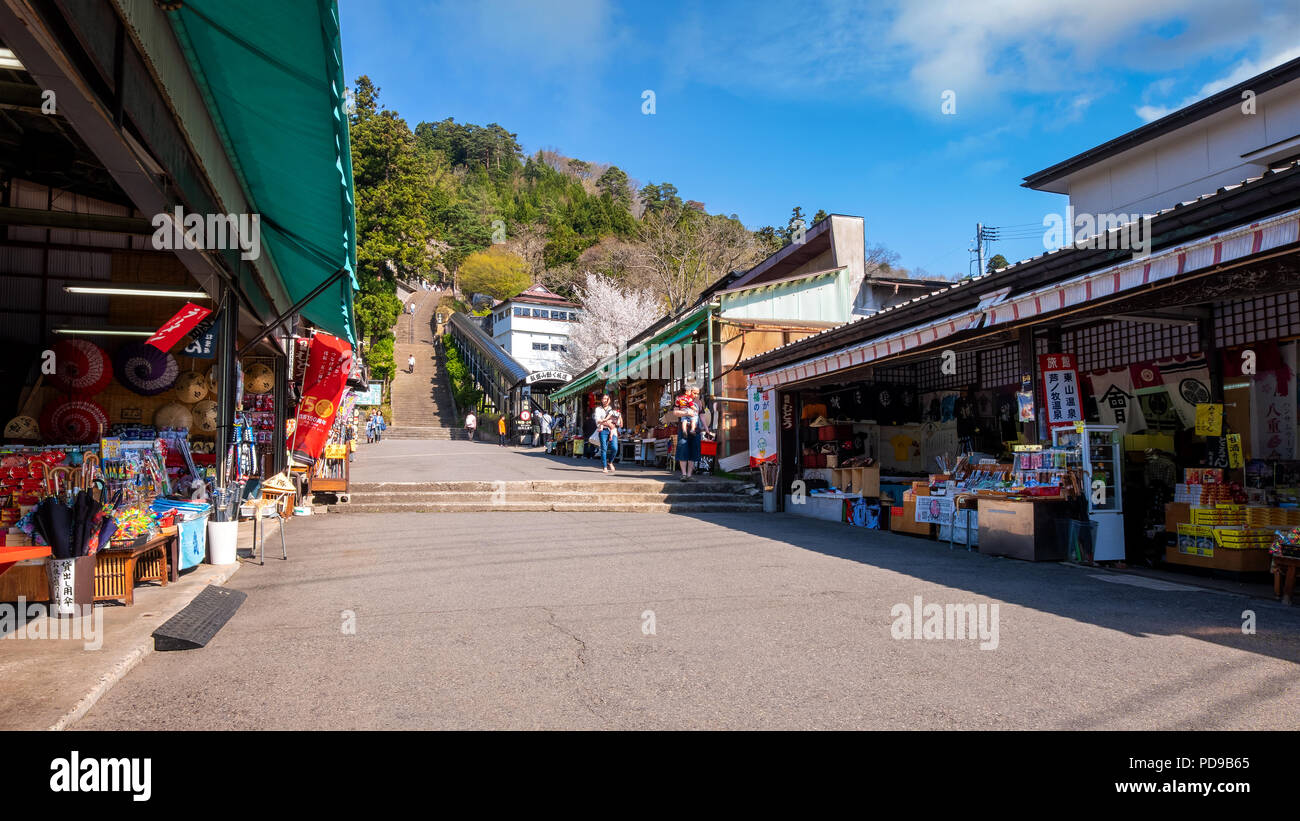 Bis zum Grab von Byakkutai (Weißer Tiger Force) am Mt. In Aizuwakamatsu Iimori, Japan Stockfoto