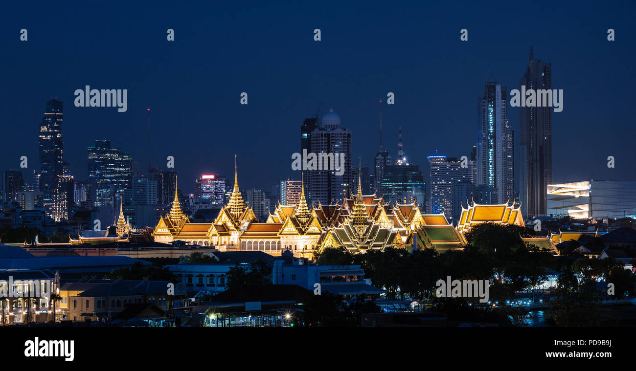 Grand Palace und Wat Phra Kaew umgeben von modernen Gebäuden, in die Stadt Bangkok Thailand Stockfoto