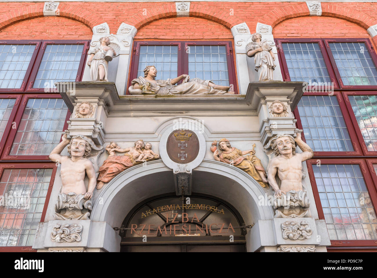 Blick auf den barocken Skulpturen Dekoration der Eingang zu der Pommerschen Handwerkskammer Gebäude in der Altstadt Danzig, Pommern, Polen. Stockfoto