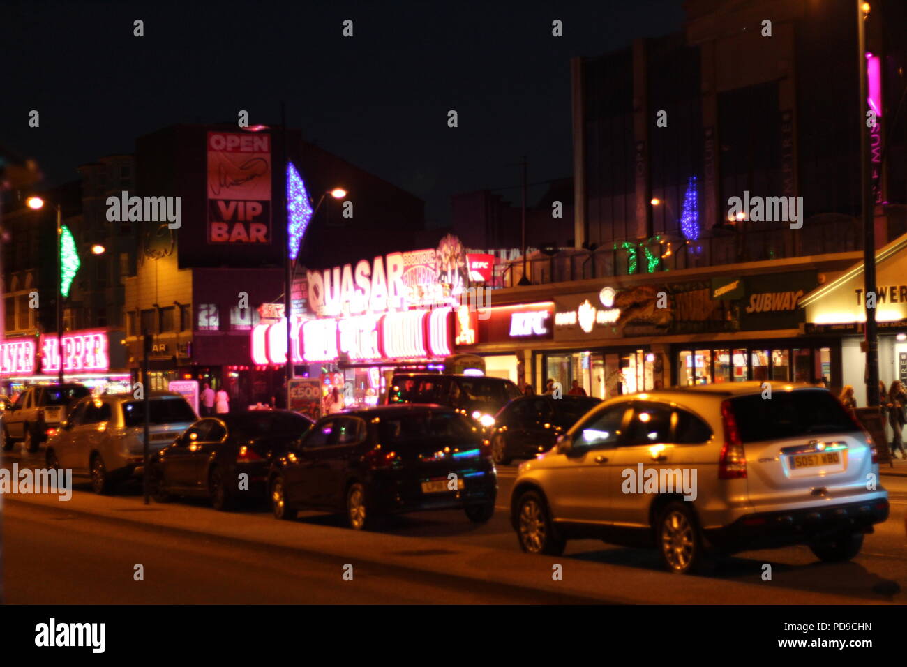 Reisen Nachrichten & Reportage - Marine Parade bei Nacht, Great Yarmouth, Großbritannien, als Wetter Warnung für Blitz, Hagel und Starkregen in Norfolk. Stockfoto