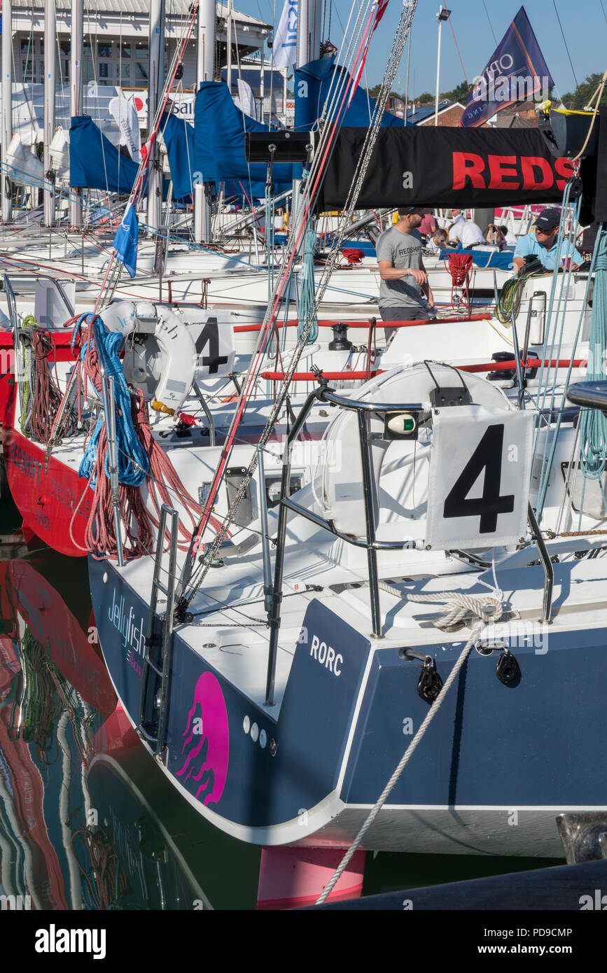 Yachten und Segelboote eng zusammengepfercht in die Marina in Cowes Yacht Haven auf der Insel Wight während der jährlichen Cowes Week Regatta. Stockfoto