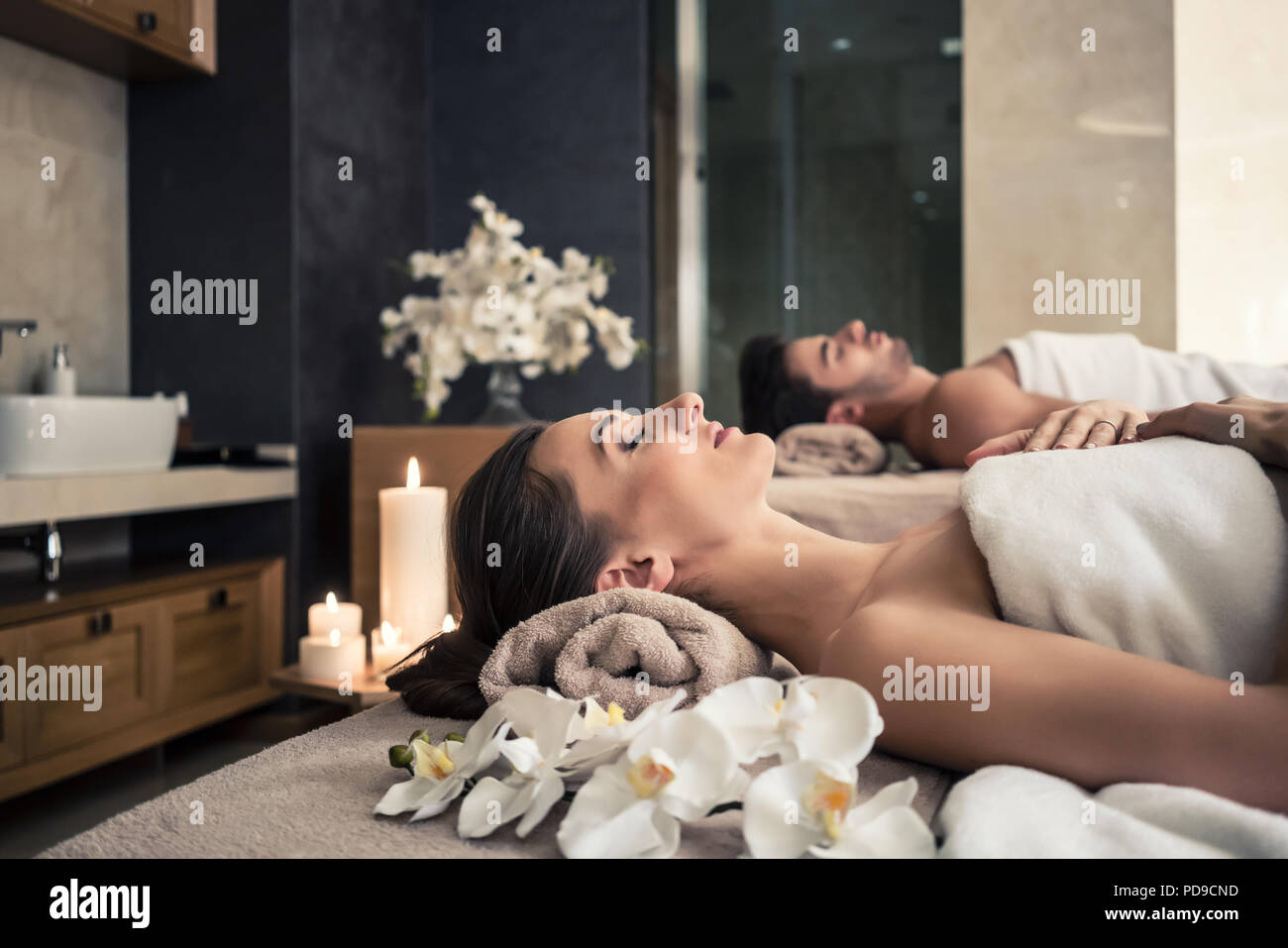 Mann und Frau liegend auf Massageliegen im Asian Wellnesscenter Stockfoto