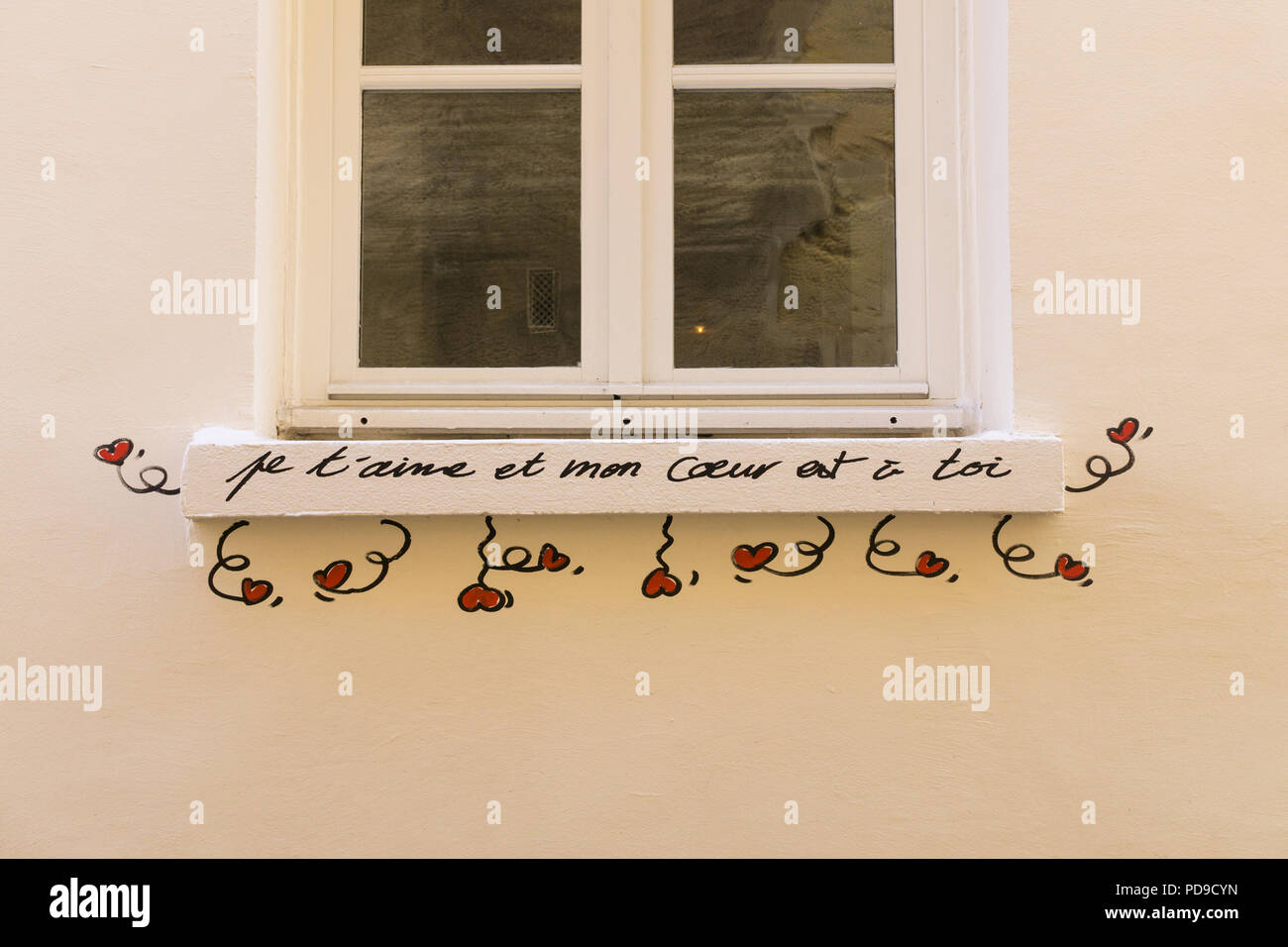 Liebe Nachricht in Französisch - Fensterbank mit street art Liebe Nachricht in französischer Sprache, Paris, Frankreich, Europa. Stockfoto