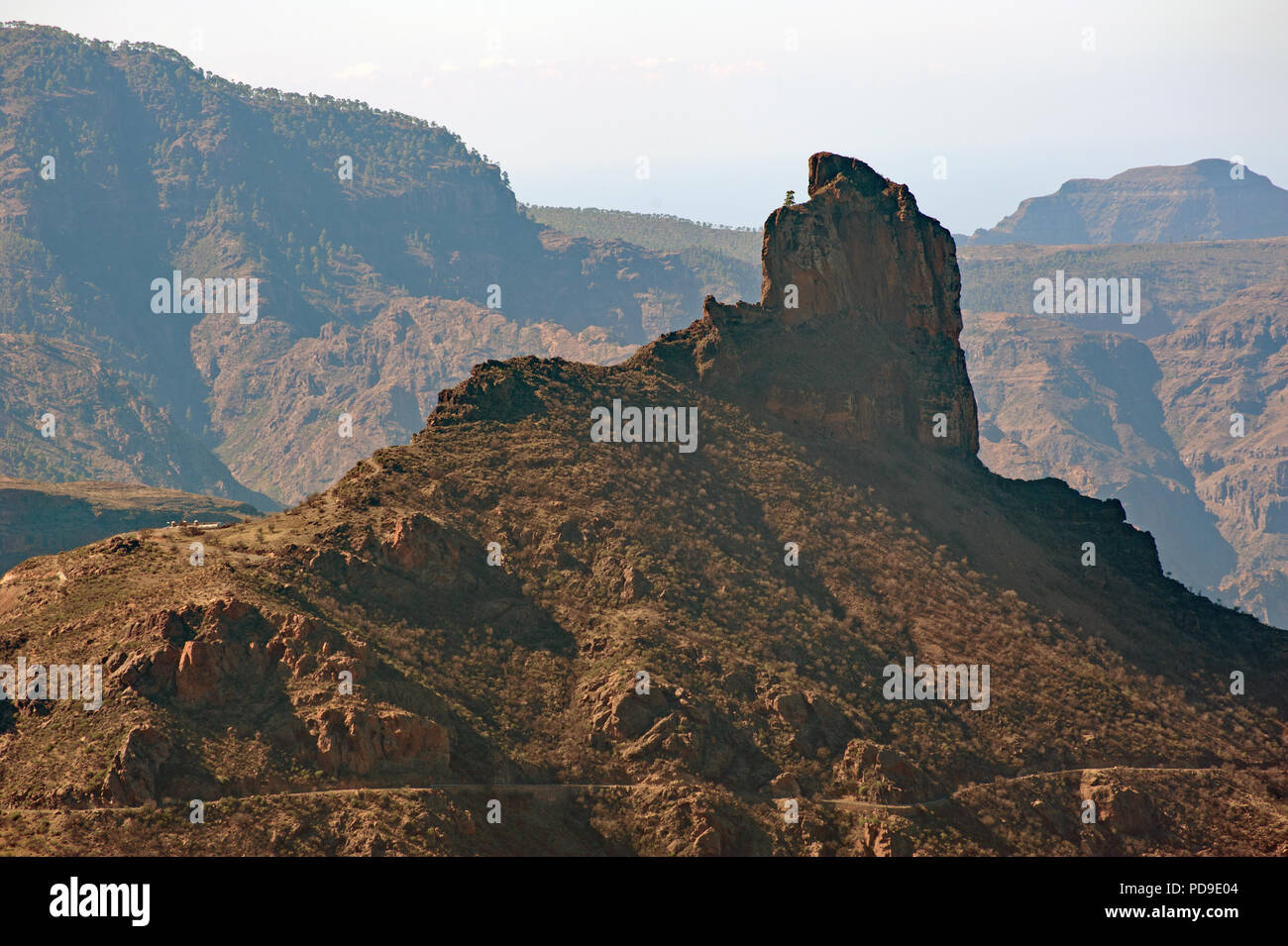 Blick vom Cruz De Tejeda auf die Berge und den heiligen Felsen Roque Bentayga, Gran Canaria, Kanarische Inseln, Spanien Stockfoto